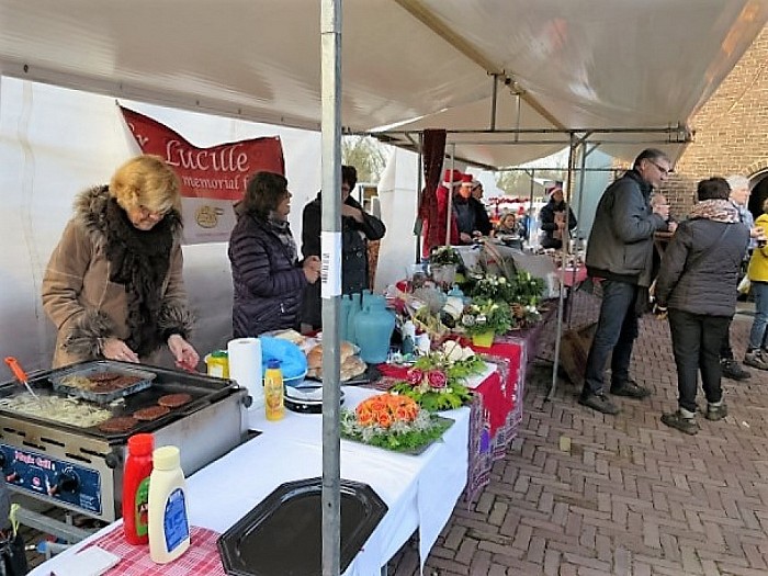 Kerstmarkt Hoonhorst gezellig en druk - Foto: Wim