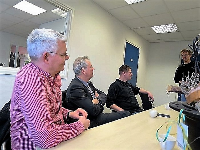 Het College bezocht Lemelerveldse bedrijven - Foto: Wim