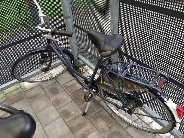 Apotheek Dalfsen zit met fiets in de maag - Foto: Eigen geleverde foto