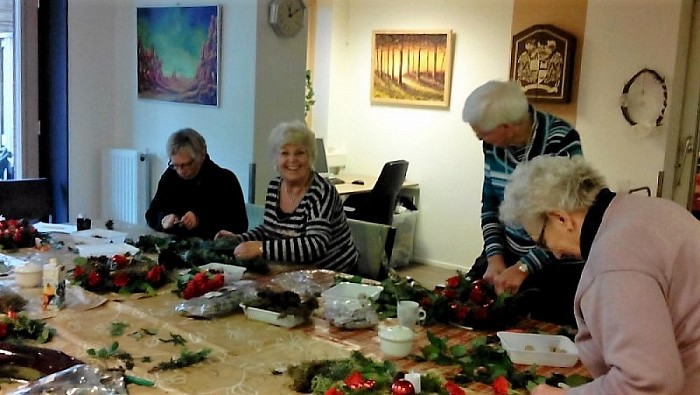 Team Welzijn Rosengaerde aan de kerststukjes - Foto: Eigen geleverde foto