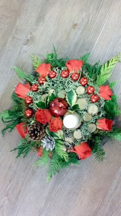 Team Welzijn Rosengaerde aan de kerststukjes - Foto: Eigen geleverde foto