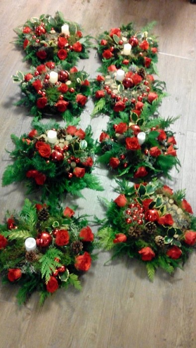 Team Welzijn Rosengaerde aan de kerststukjes - Foto: Eigen geleverde foto
