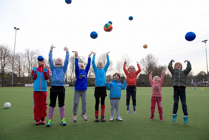 Jeugd MHC Dalfsen haalt geld op - Foto: Eigen geleverde foto