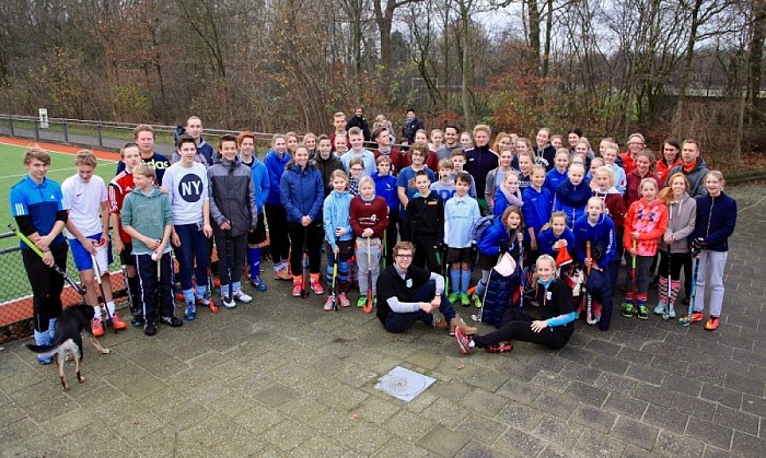 Jeugd MHC Dalfsen haalt geld op - Foto: Eigen geleverde foto