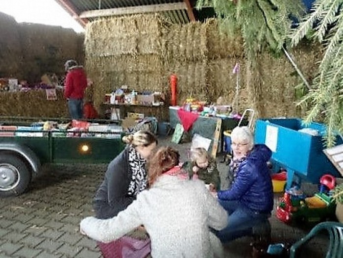 Rommelmarkt in kerstsfeer en paarden verwennen. - Foto: Eigen geleverde foto