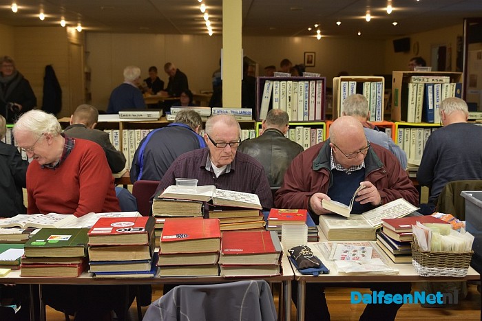 Grafvondsten nu ook op uniek velletje postzegels - Foto: Johan Bokma
