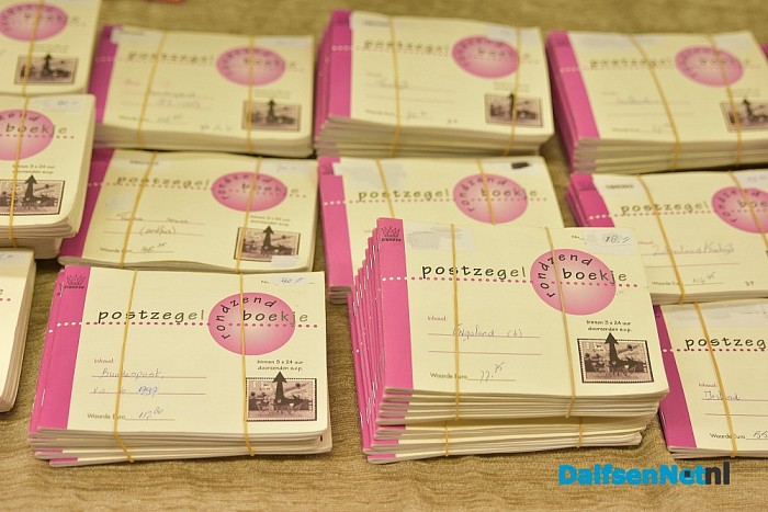 Grafvondsten nu ook op uniek velletje postzegels - Foto: Johan Bokma