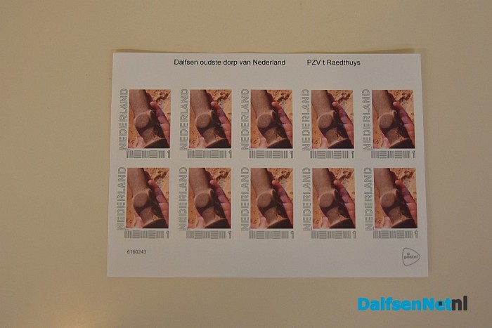 Grafvondsten nu ook op uniek velletje postzegels - Foto: Johan Bokma