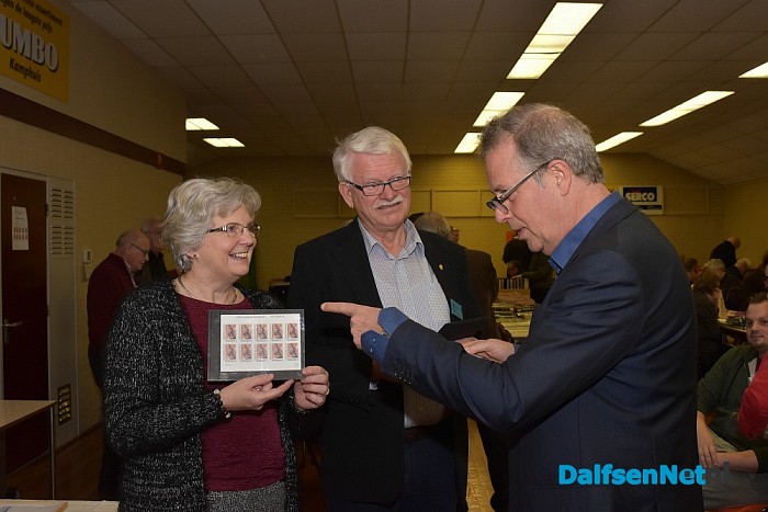 Grafvondsten nu ook op uniek velletje postzegels - Foto: Johan Bokma