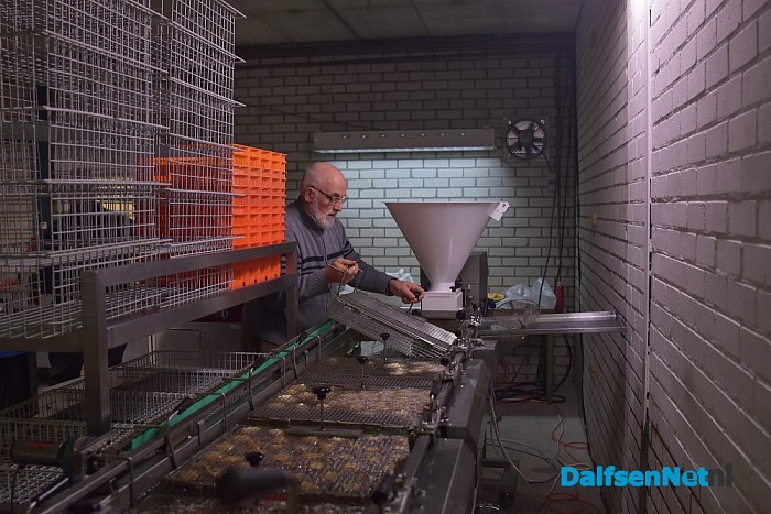 De verkoop van oliebollen en appelflappen begonnen bij de Vrienden Oost Europa - Foto: Johan Bokma