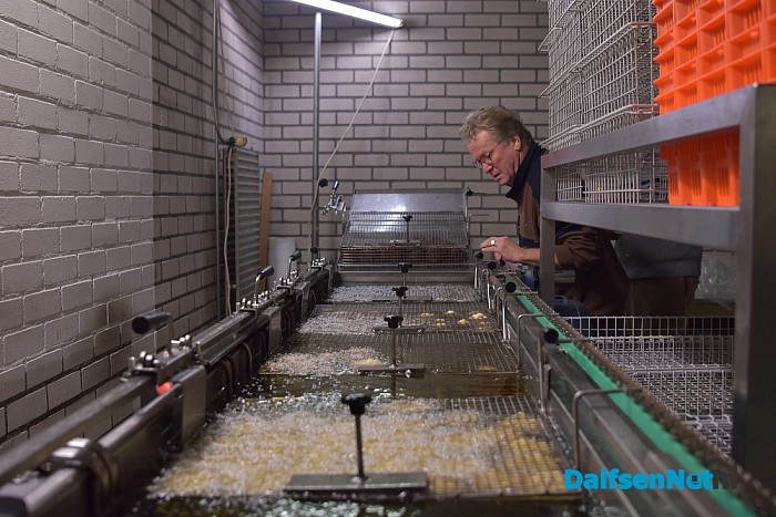 De verkoop van oliebollen en appelflappen begonnen bij de Vrienden Oost Europa - Foto: Johan Bokma
