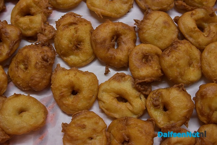 De verkoop van oliebollen en appelflappen begonnen bij de Vrienden Oost Europa - Foto: Johan Bokma