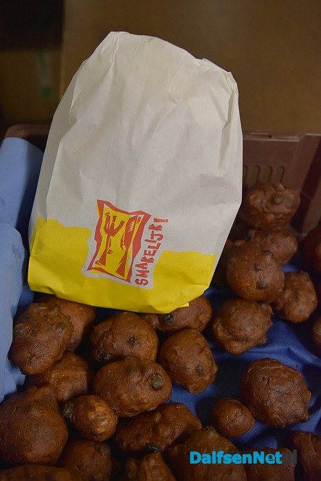 De verkoop van oliebollen en appelflappen begonnen bij de Vrienden Oost Europa - Foto: Johan Bokma