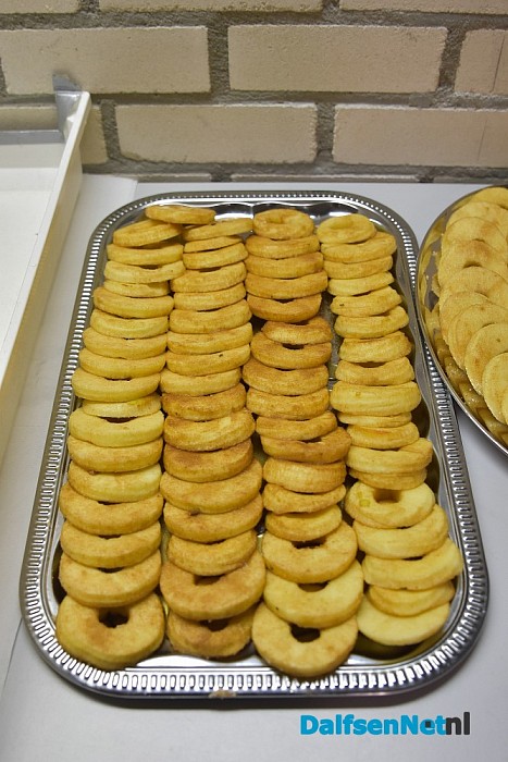 De verkoop van oliebollen en appelflappen begonnen bij de Vrienden Oost Europa - Foto: Johan Bokma