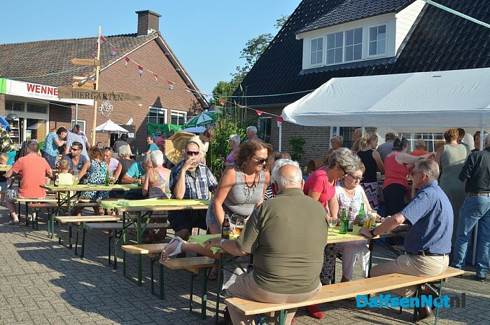 Winter Proeverij op het Dirk Wennemars plein Oudleusen - Foto: Johan Bokma