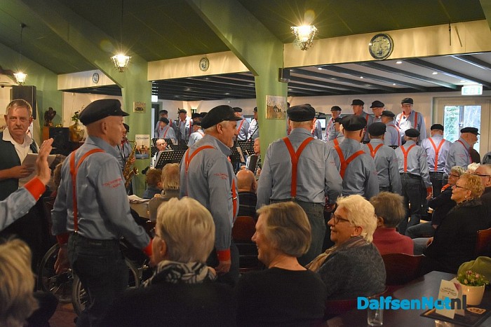Feest met de Stuwzangers uit Vilsteren bij Het Boskamp aan de Sterrebosweg - Foto: Johan Bokma