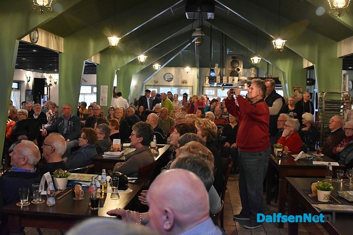 Feest met de Stuwzangers uit Vilsteren bij Het Boskamp aan de Sterrebosweg - Foto: Johan Bokma