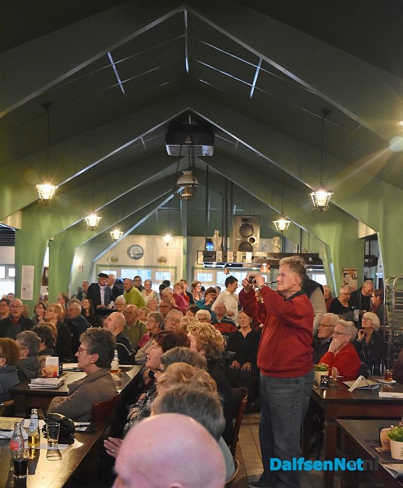 Feest met de Stuwzangers uit Vilsteren bij Het Boskamp aan de Sterrebosweg - Foto: Johan Bokma