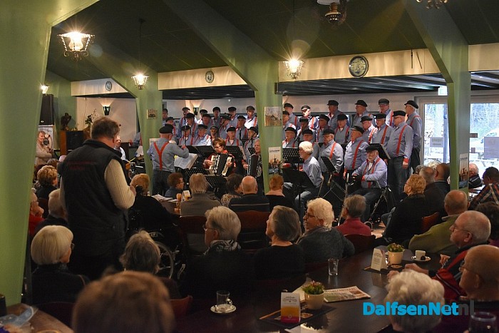 Feest met de Stuwzangers uit Vilsteren bij Het Boskamp aan de Sterrebosweg - Foto: Johan Bokma