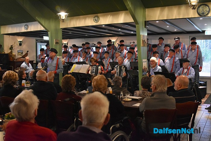 Feest met de Stuwzangers uit Vilsteren bij Het Boskamp aan de Sterrebosweg - Foto: Johan Bokma