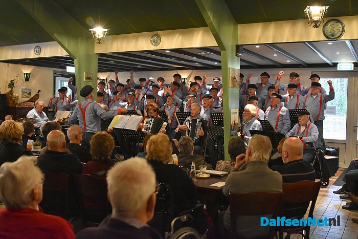 Feest met de Stuwzangers uit Vilsteren bij Het Boskamp aan de Sterrebosweg - Foto: Johan Bokma