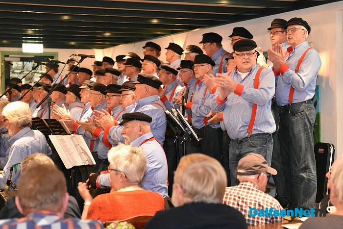 Feest met de Stuwzangers uit Vilsteren bij Het Boskamp aan de Sterrebosweg - Foto: Johan Bokma