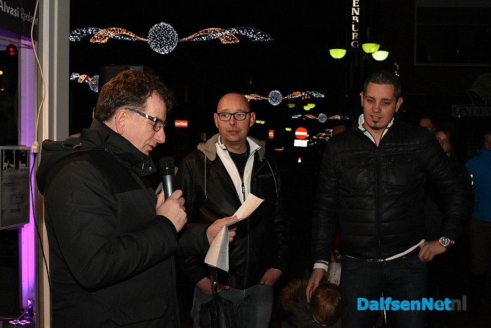 Dj Erik van den Berg en Jan Willem Hoorn dj’s van Vechtdal FM in het Glazen Huis op het kerkplein - Foto: Johan Bokma