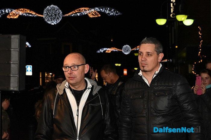 Dj Erik van den Berg en Jan Willem Hoorn dj’s van Vechtdal FM in het Glazen Huis op het kerkplein - Foto: Johan Bokma