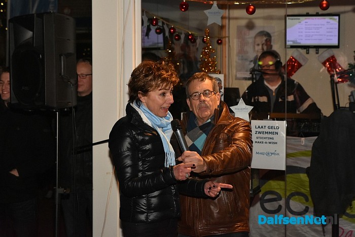 Dj Erik van den Berg en Jan Willem Hoorn dj’s van Vechtdal FM in het Glazen Huis op het kerkplein - Foto: Johan Bokma