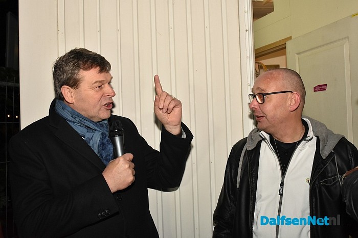Dj Erik van den Berg en Jan Willem Hoorn dj’s van Vechtdal FM in het Glazen Huis op het kerkplein - Foto: Johan Bokma