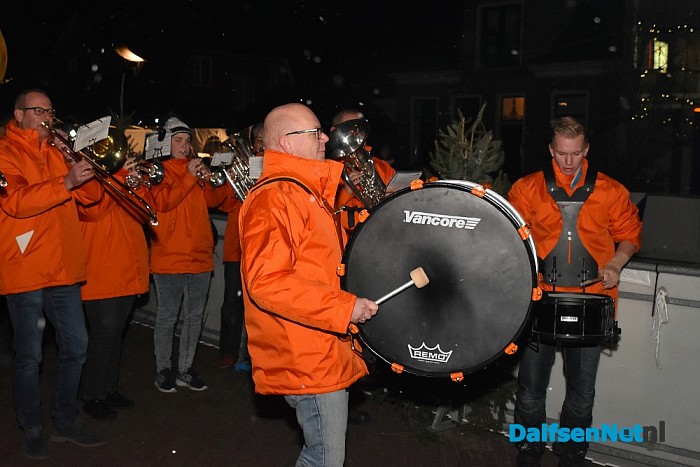 Dj Erik van den Berg en Jan Willem Hoorn dj’s van Vechtdal FM in het Glazen Huis op het kerkplein - Foto: Johan Bokma