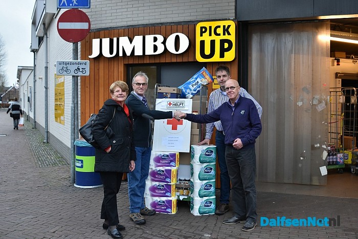 Rode Kruis schenkt geldbedrag aan Voedselbank. - Foto: Johan Bokma