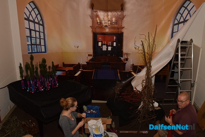 Voorbereiding expositie in de Synagoge gestart, vanaf 13.00 uur morgenmiddag geopend! - Foto: Johan Bokma