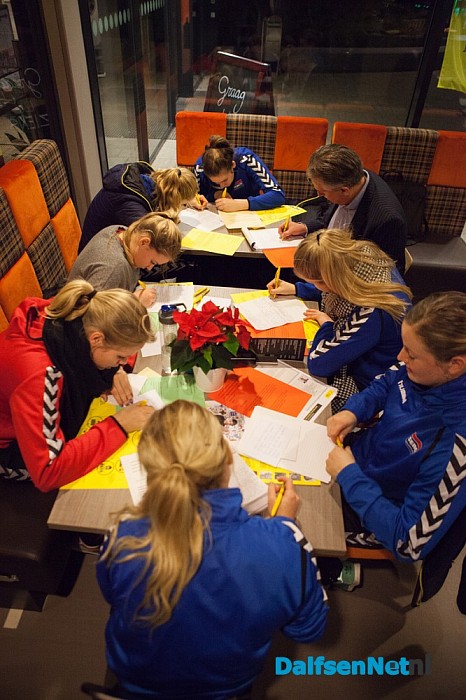 Geslaagde schrijfmarathon Amnesty International Dalfsen
