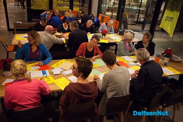 Geslaagde schrijfmarathon Amnesty International Dalfsen