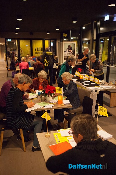 Geslaagde schrijfmarathon Amnesty International Dalfsen