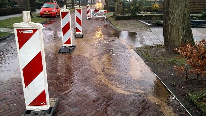 Waterleiding gesprongen.