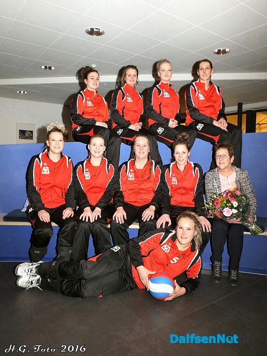 Morrenhof-Jansen sponsort nieuwe trainingspakken. - Foto: H.G. Foto