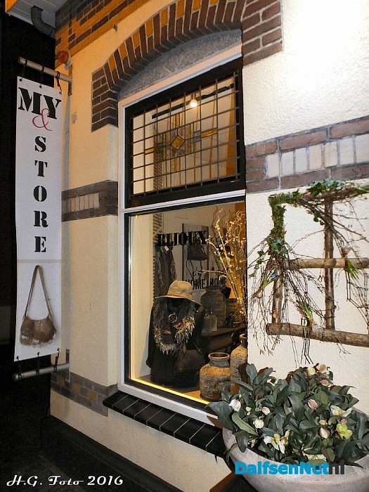 Het antieken bloemenhuys wordt Mystore. - Foto: H.G. Foto