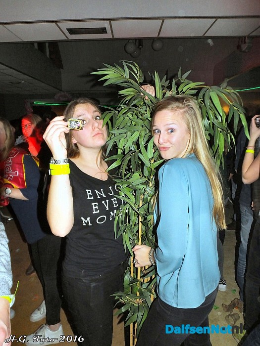 Sleurhutte’s Beachparty trekt volle zaal. - Foto: H.G. Foto