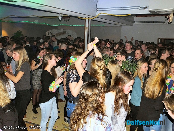 Sleurhutte’s Beachparty trekt volle zaal. - Foto: H.G. Foto