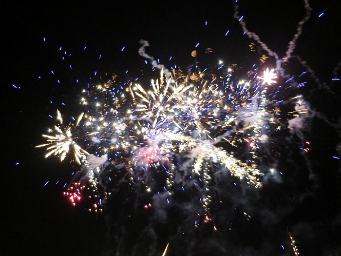 Groots dorpsvuurwerk in Hoonhorst - Foto: Wim