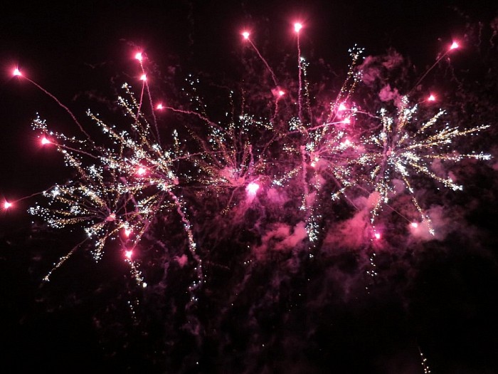 Groots dorpsvuurwerk in Hoonhorst - Foto: Wim