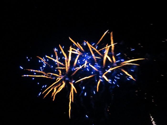 Groots dorpsvuurwerk in Hoonhorst - Foto: Wim