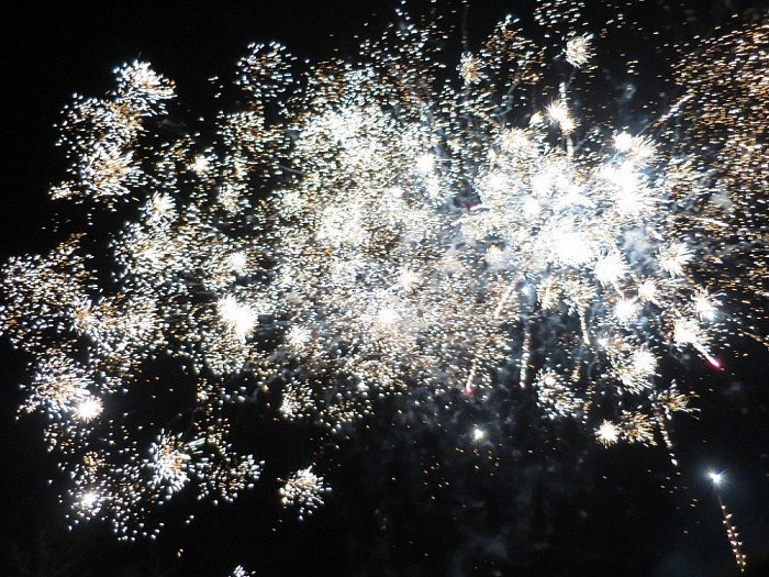 Groots dorpsvuurwerk in Hoonhorst - Foto: Wim