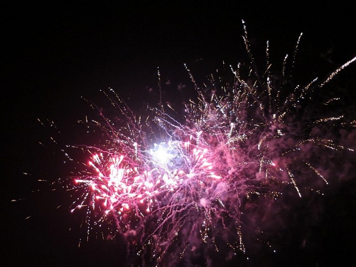 Groots dorpsvuurwerk in Hoonhorst - Foto: Wim