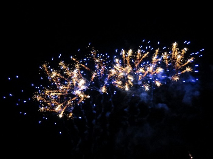 Groots dorpsvuurwerk in Hoonhorst - Foto: Wim