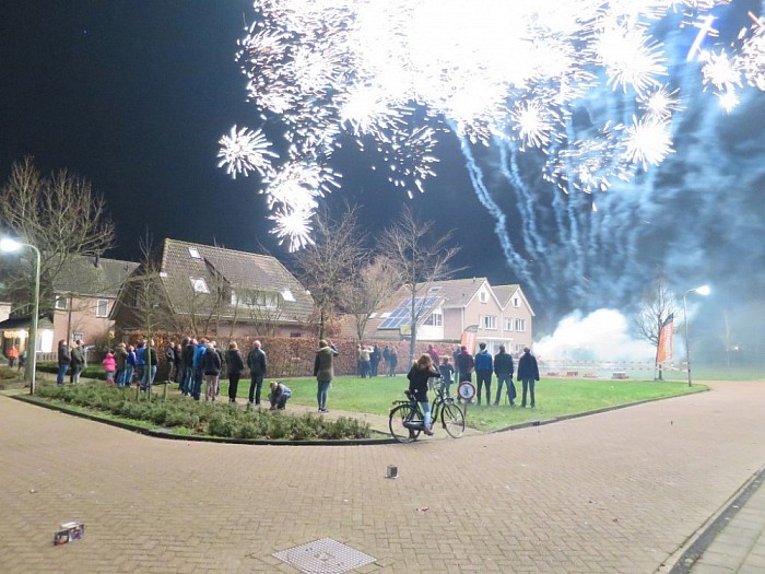 Groots dorpsvuurwerk in Hoonhorst - Foto: Wim