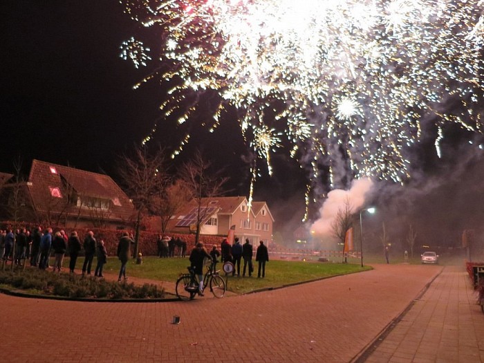 Groots dorpsvuurwerk in Hoonhorst - Foto: Wim