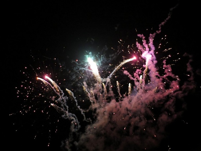 Groots dorpsvuurwerk in Hoonhorst - Foto: Wim